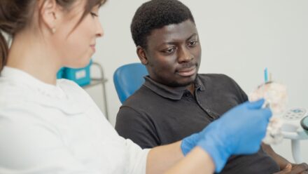 임플란트 치료 후 보철물에서 피가 날 때 점검할 잇몸 부위 기준과 병원에 연락해야 하는 타이밍