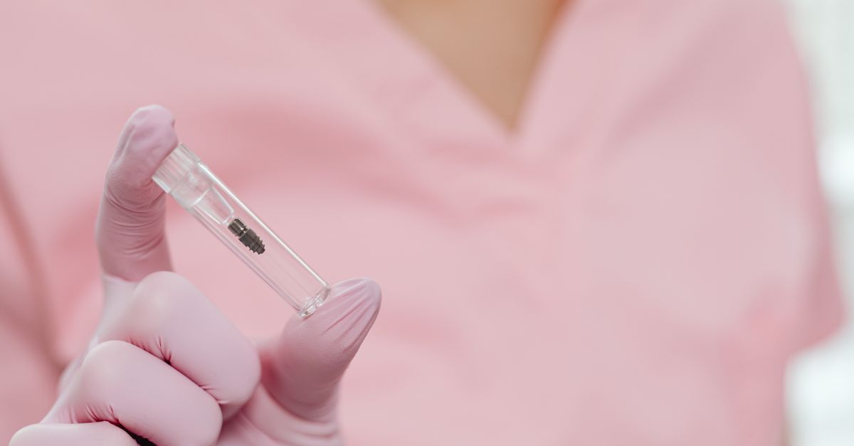 임플란트 치료 후 보철물에 이물감이 생길 때, 교합 조절 전 꼭 확인할 잇몸 적응·고정 상태 체크